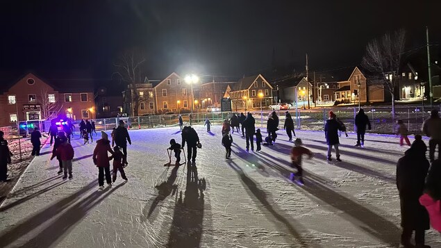 Mga taong nag-skating sa isang outdoor rink.