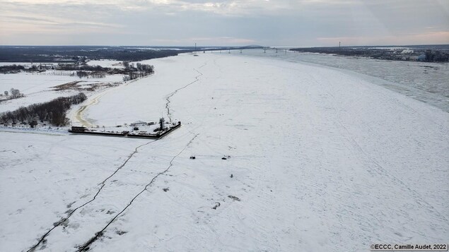 Une importante fissure dans la glace pose un danger à Bécancour