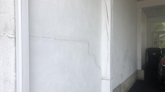 Des fissures sur un mur blanc. Des fissures sur un mur blanc.
