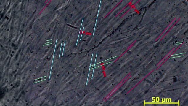 Image captée par un microscope, montrant en gros plan des micro-fractures à l’intérieur de grains de quartz Image captée par un microscope, montrant en gros plan des micro-fractures à l’intérieur de grains de quartz