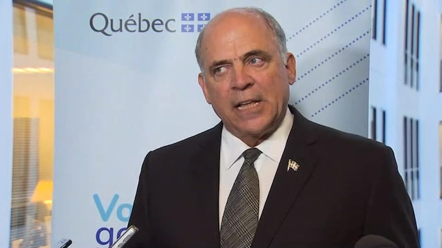 Pierre Fitzgibbon s'adressant aux journalistes.
