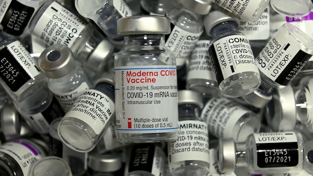 Des flacons vides de différents vaccins de Moderna, Pfizer-BioNTech et AstraZeneca contre la COVID-19.