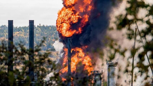 Une gerbe de flammes s'échappe de la raffinerie. Une gerbe de flammes s'échappe de la raffinerie.