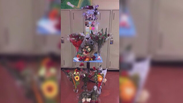 Casier d'une école secondaire décoré de fleurs à la mémoire d'un adolescent qui s'est enlevé la vie. Casier d'une école secondaire décoré de fleurs à la mémoire d'un adolescent qui s'est enlevé la vie.