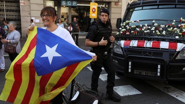 Le 24 septembre, des manifestants ont couvert d'oeillets une voiture de la police autonome catalane, placée sous la tutelle du ministère de l'Intérieur espagnol. Le 24 septembre, des manifestants ont couvert d'oeillets une voiture de la police autonome catalane, placée sous la tutelle du ministère de l'Intérieur espagnol.