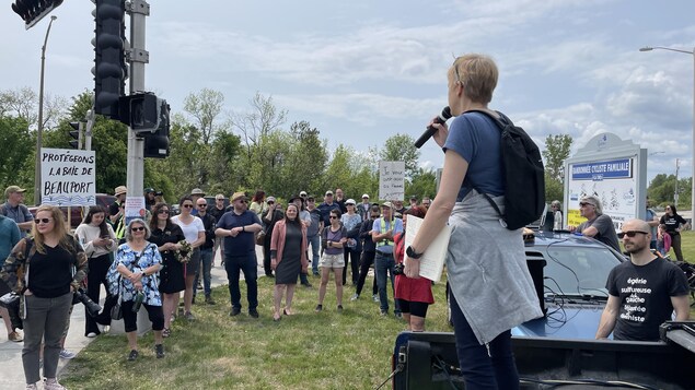Les manifestants se sont attroupés vers 11h30 samedi à l'intersection des boulevards Sainte-Anne et François-de-Laval.