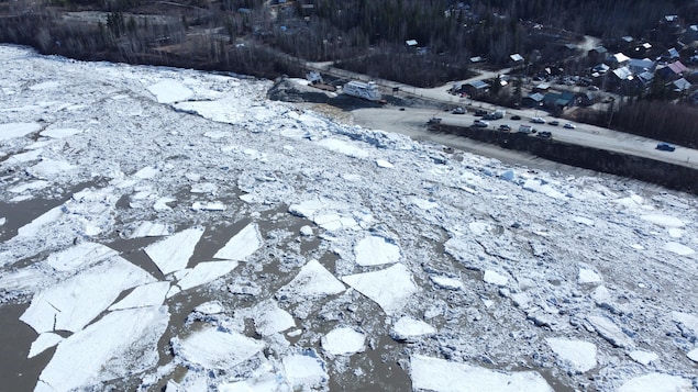 Des glaces brisées sur le fleuve Yukon pendant la débâcle.