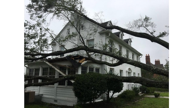 Une maison a été frappée par un arbre lors de la chute de celui-ci. Une maison a été frappée par un arbre lors de la chute de celui-ci.