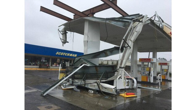 Une station-service lourdement endommagée par Florence. Une station-service lourdement endommagée par Florence.