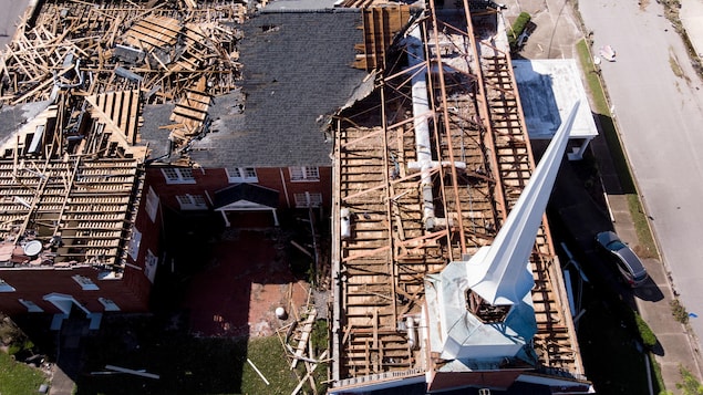Une église détruite par les vents. Une église détruite par les vents.