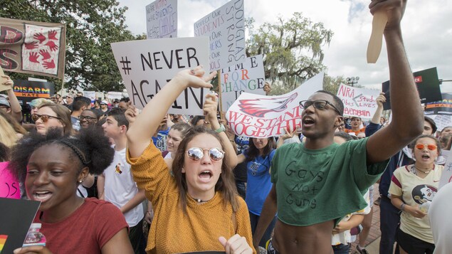 De nombreux jeunes manifestent, pancartes à la main. De nombreux jeunes manifestent, pancartes à la main.