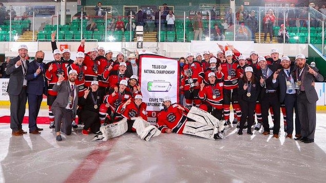 L'équipe rassemblée sur la patinoire célèbre sa victoire.