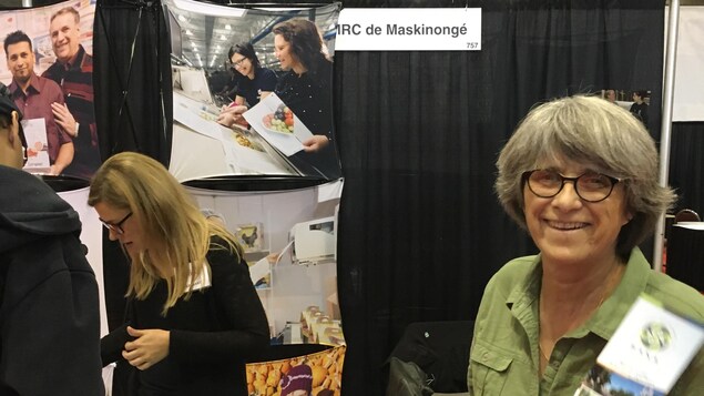 Joëlle Françoise Dallot devant l'espace réservé à la MRC de Maskinongé à la Foire nationale de l'emploi de Montréal. Joëlle Françoise Dallot devant l'espace réservé à la MRC de Maskinongé à la Foire nationale de l'emploi de Montréal.