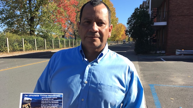 Ivan Alonso Suaza présente une carte qui sera distribuée à la Foire nationale de l'emploi de Montréal pour inciter les nouveaux arrivants à adopter Trois-Rivières. Ivan Alonso Suaza présente une carte qui sera distribuée à la Foire nationale de l'emploi de Montréal pour inciter les nouveaux arrivants à adopter Trois-Rivières.