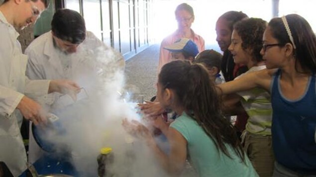Des jeunes participent à la Foire des sciences de l'Université de Montréal. Des jeunes participent à la Foire des sciences de l'Université de Montréal.