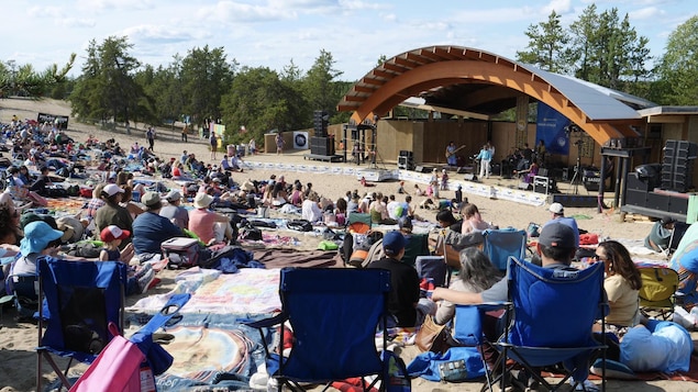 Des festivaliers devant une scène.