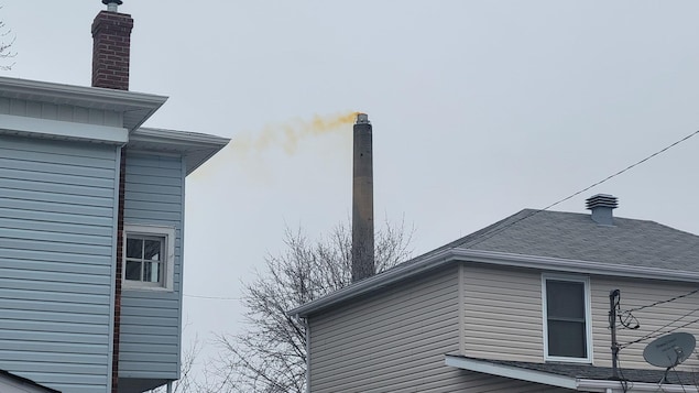 De la fumée orange sortant de la cheminée de la Fonderie Horne.