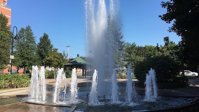 Un fontaine et ses jets d'eau
