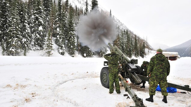 Des soldats canadiens tirent au canon sur la montagne en Colombie-Britannique.