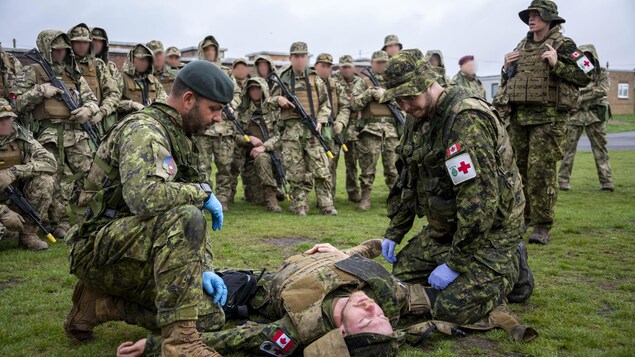 Des soldats participent à une formation médicale.