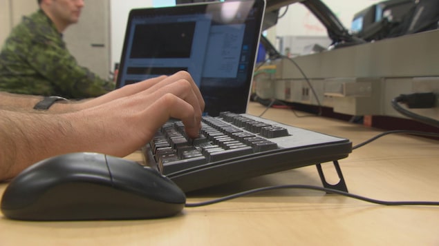 Des étudiants au programme de génie informatique du Collège militaire royal du Canada à Kingston.