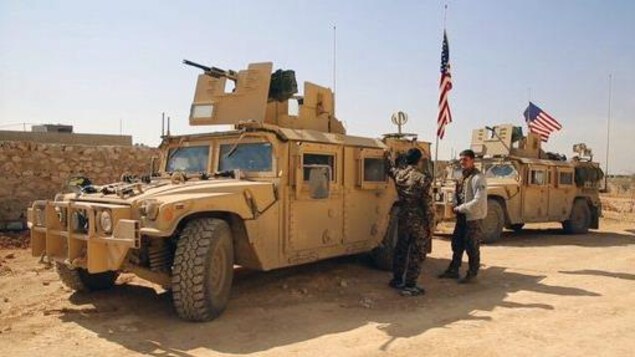 Des combattants des Forces démocratiques syriennes (FDS) près de véhicules militaires américains aux abords de Manbij, dans la province d’Alep, en Syrie, le 7 mars 2017, soit deux mois avant l’offensive menée à Raqqa. Des combattants des Forces démocratiques syriennes (FDS) près de véhicules militaires américains aux abords de Manbij, dans la province d’Alep, en Syrie, le 7 mars 2017, soit deux mois avant l’offensive menée à Raqqa.