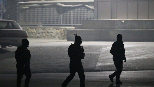 Les forces de sécurité afghanes arrivent sur les lieux de l'attaque, le 20 janvier 2018. Les forces de sécurité afghanes arrivent sur les lieux de l'attaque, le 20 janvier 2018.