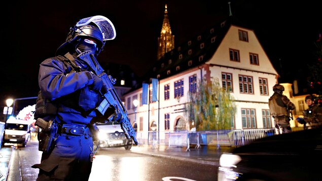 Zone sécurisée des forces de sécurité, où un suspect est recherché après une fusillade à Strasbourg, France, le 11 décembre 2018