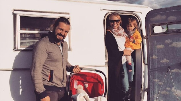 La famille devant la roulotte