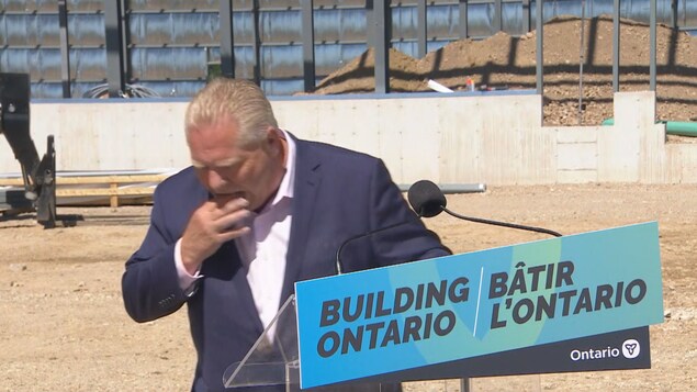 Doug Ford avale une abeille pendant une conférence de presse vendredi