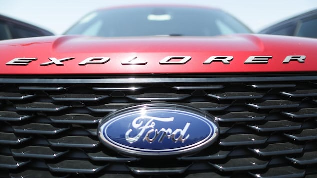 Un Ford Explorer rouge