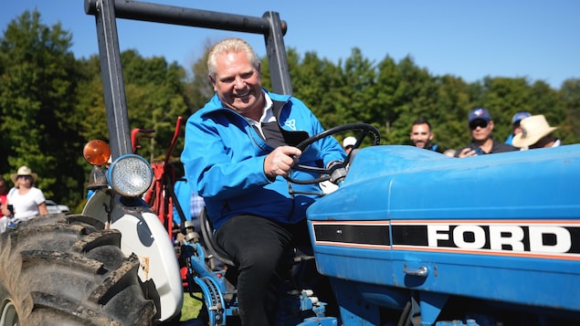 Le premier ministre Doug Ford trace un sillon, au volant d'un tracteur, au Concours international de labour à Bowling Green, en Ontario.