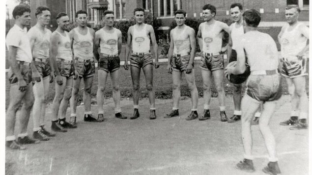 Image d'archives, des hommes sont en short, ils jouent au basket à l'extérieur. Image d'archives, des hommes sont en short, ils jouent au basket à l'extérieur.