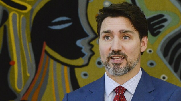 Justin Trudeau devant une oeuvre artistique sénégalaise.
