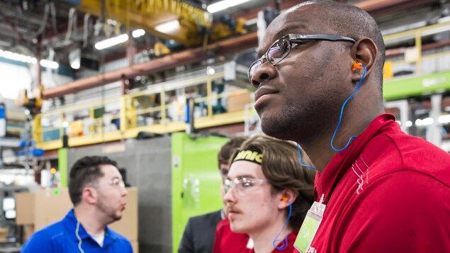 Des étudiants et un professeur dans une usine. Des étudiants et un professeur dans une usine.