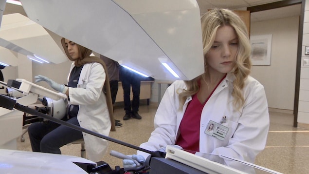 Une étudiante en médecine dentaire utilise un outil de réalité virtuelle à l'Université de la Saskatchewan en février 2023.