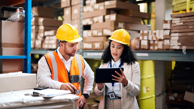 Employés dans une usine.