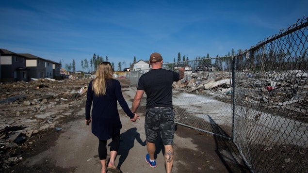 Des résidents de Fort McMurray reviennent chez eux après la catastrophe de mai 2016.