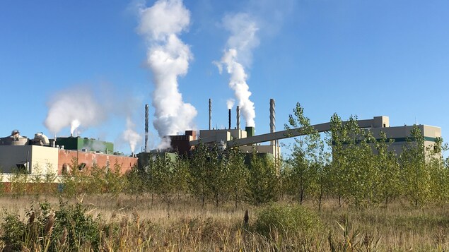 Les cheminées de l'usine Fortress laissent échapper de la fumée.