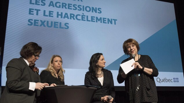 Des ministres parlent sur un scène. Des ministres parlent sur un scène.