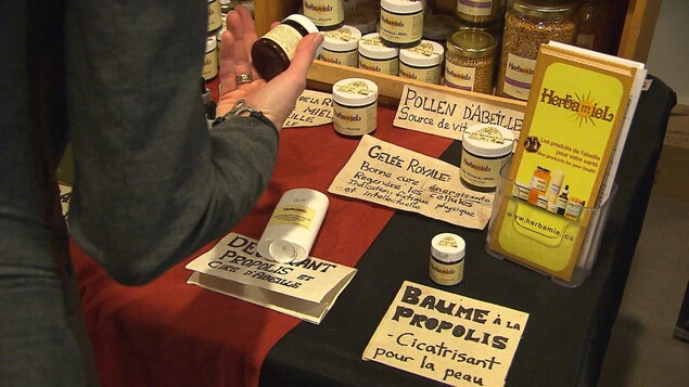 Une table sur laquelle sont présentés plusieurs produits à base de miel, cire d'abeille et gelée royale. Une table sur laquelle sont présentés plusieurs produits à base de miel, cire d'abeille et gelée royale.
