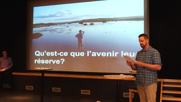 Le fils de Frédérique Lapointe regarde le large sur une superbe photo avec la mention Qu'est-ce que l'avenir leur réserve? Le fils de Frédérique Lapointe regarde le large sur une superbe photo avec la mention Qu'est-ce que l'avenir leur réserve?