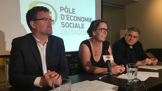 Maxime Pedneaud-Jobin et deux intervenants en conférence de presse.
