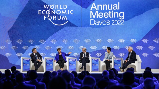 De gauche à droite : le présentateur de CNBC Geoff Cutmore, la directrice générale du FMI Kristalina Georgieva, le gouverneur de la Banque de France François Villeroy de Galhau, la PDG de Citi Jane Fraser et le coprésident de Carlyle David Rubenstein assistent à une session lors de la réunion annuelle du Forum économique mondial à Davos.