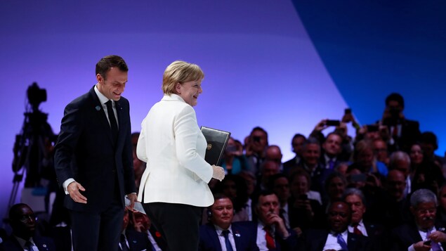 Emmanuel Macron et Angela Merkel sur une scène