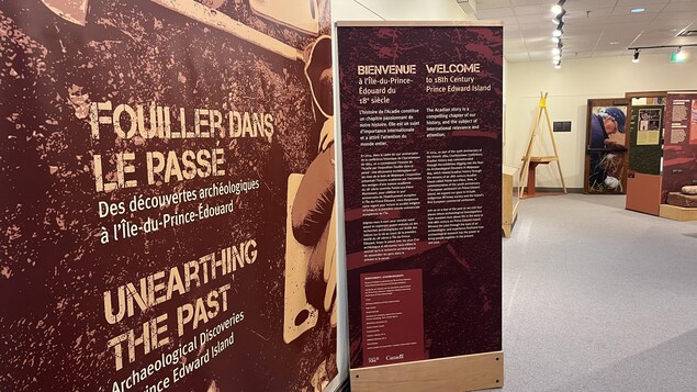 De grands panneaux à l'entrée de l'exposition. On peut y lire le nom de l'exposition et des mots de bienvenue aux visiteurs.