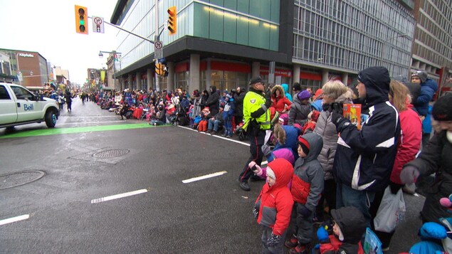 Une foule est amassé sur la rue Bank. Une foule est amassé sur la rue Bank.