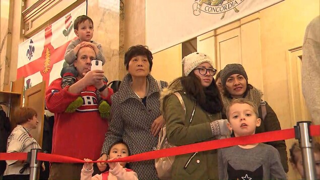 Des citoyens et leurs enfants attendent de rencontrer la mairesse à l'hôtel de ville. Des citoyens et leurs enfants attendent de rencontrer la mairesse à l'hôtel de ville.