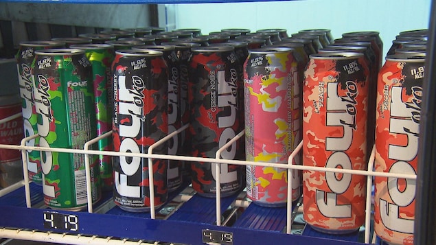 Des canettes de Four Loko dans un dépanneur Des canettes de Four Loko dans un dépanneur