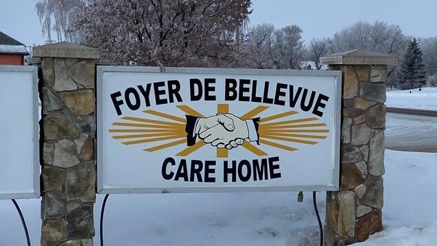 Entrée du Foyer de Bellevue en hiver.